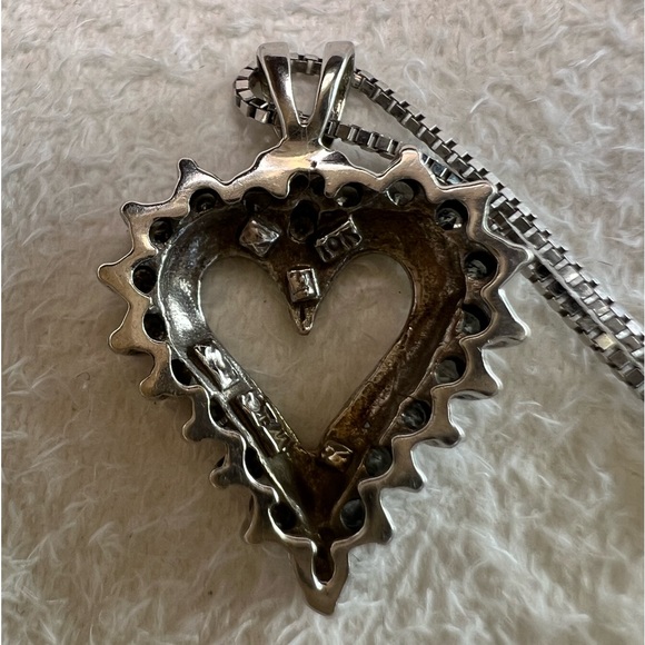 White Gold & Diamond Heart shaped Pendant and Chain - Picture 8 of 8